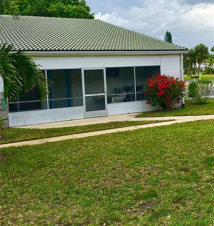 Private and unique entry with good-sized screened lanai