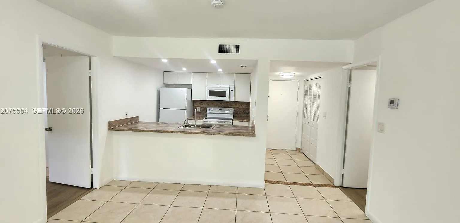 Las Vistas At Doral Condo — Photo 2