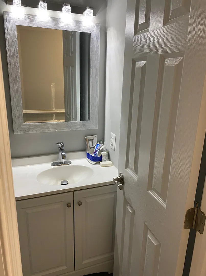 438 R Main Street $600 Office Suite Available — Photo 4