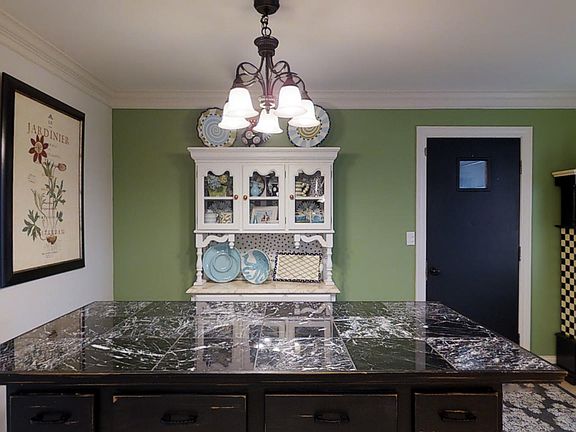 4th image of 3810 Heights Dr