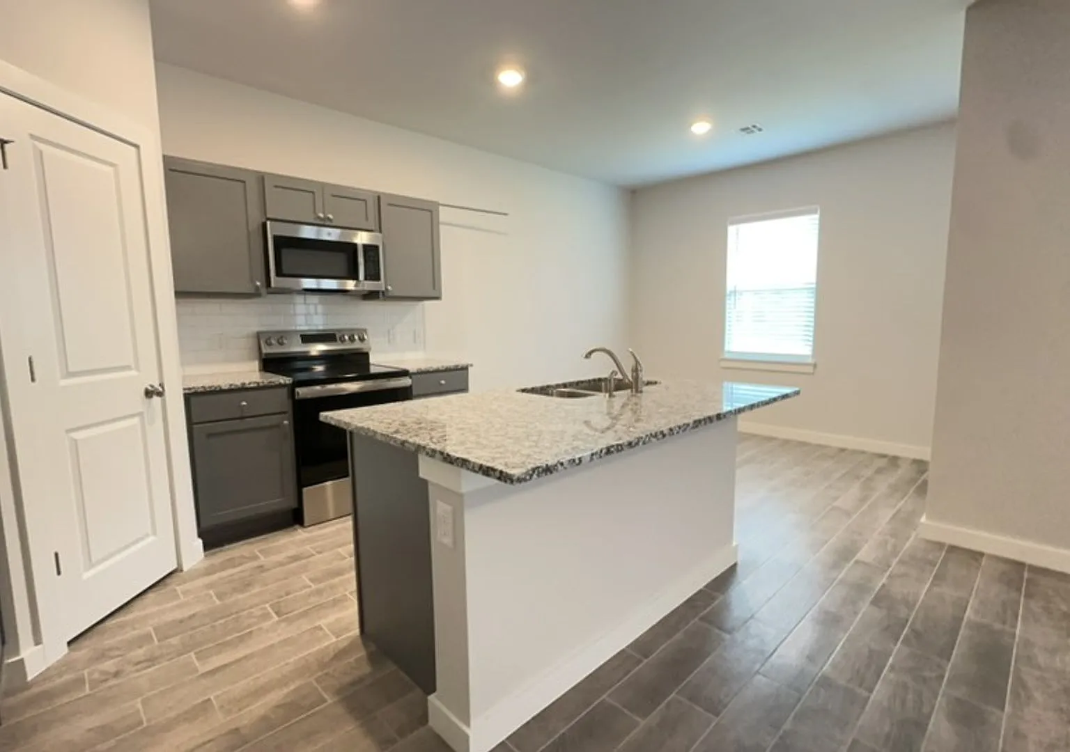 Beautiful 3 Bedroom, 2 Bathroom on a 1.91 Acre Lot in Ridge Creek Addition! — Photo 2