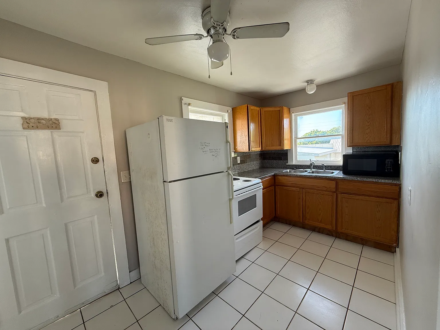 1 Bedroom 1 Bath In Zephyrhills — Photo 2