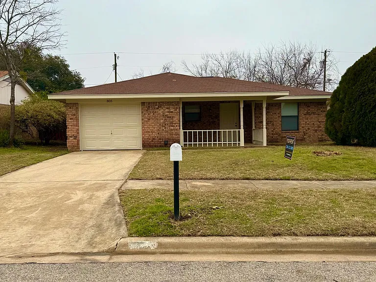 805 Colonial Ln — Photo 1