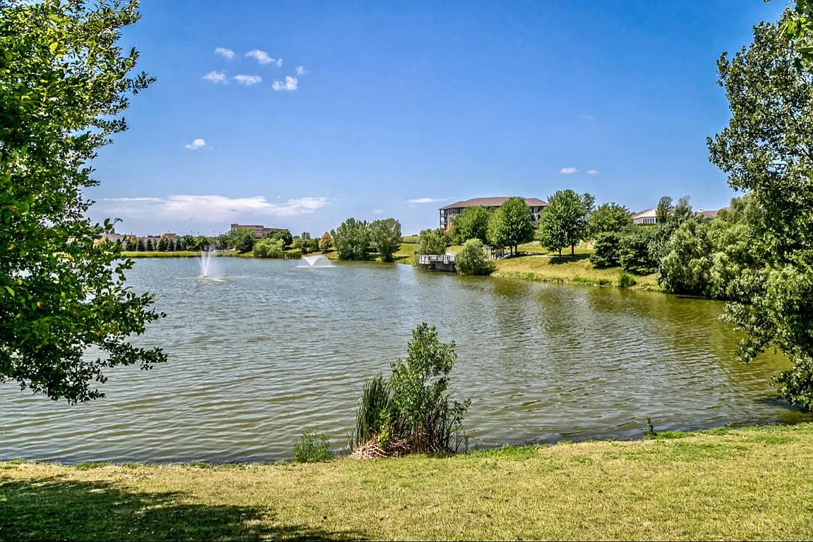 Lakeside Hills — Photo 1