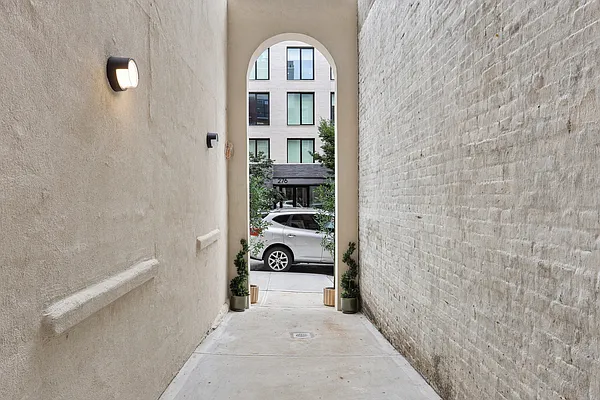 Building, photo 1