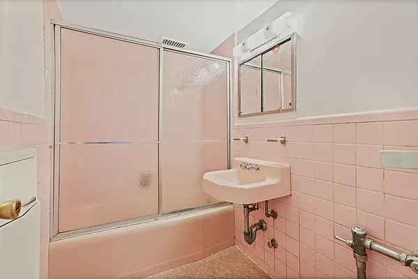 Sold by Daniel Gale Sotheby's International Realty | media 21