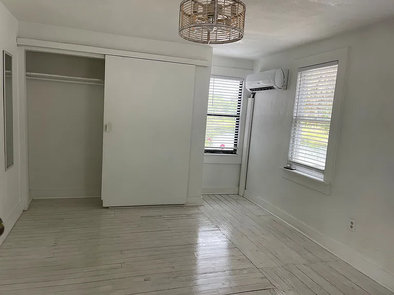 Bedroom 1 - Closet - Lake corner