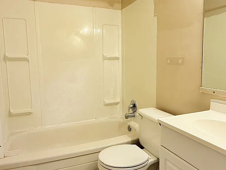 1441 Wyandotte St E #5 — Photo 15