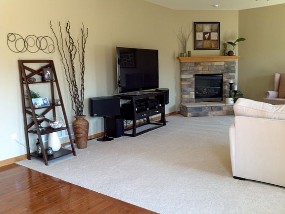5th image of 325 Woodford Dr