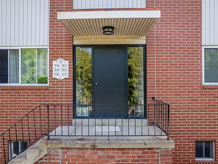 Brooklane Manor Apartments — Photo 89