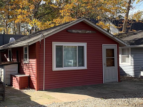 2nd image of GUN LAKE COTTAGE England Point Resort #8