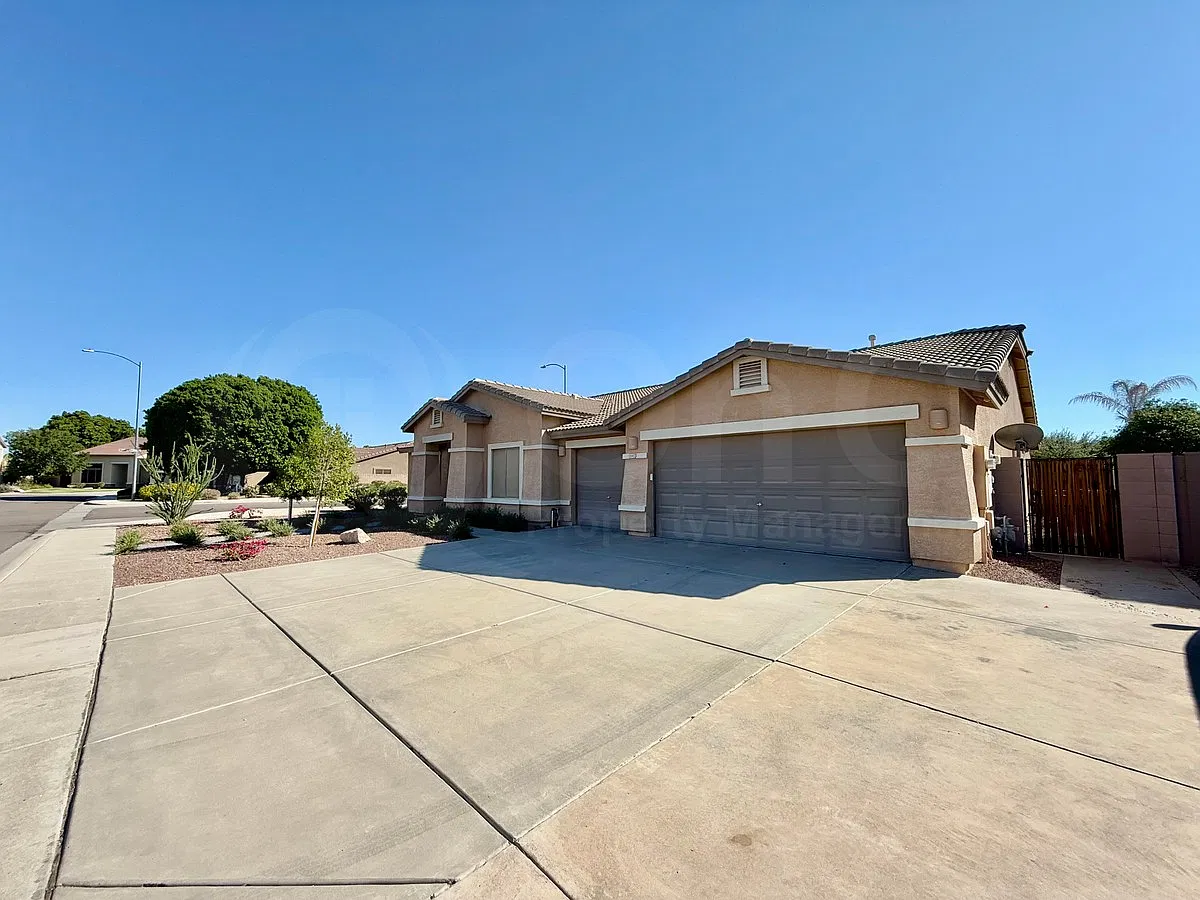 4 bed, 2.0 bath, 2702 sqft, $3,890 — Photo 2