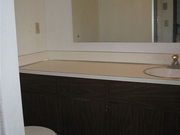 5th image of 200 W Circle Dr