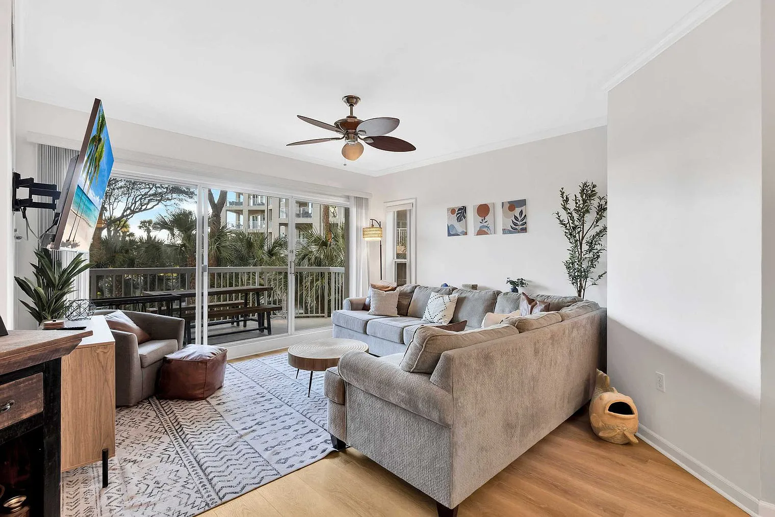 2 bed, 2.0 bath, 1162 sqft, $5,389 — Photo 2