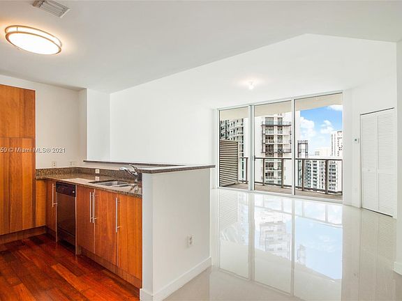 5th image of 300 Biscayne Blvd #T-2907