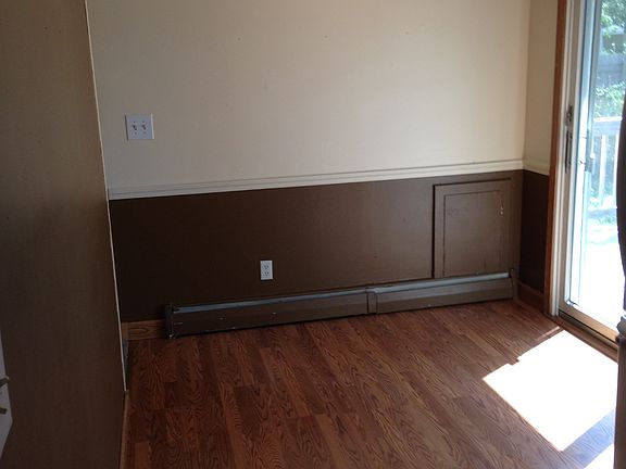 3rd image of 208 Poplar St E
