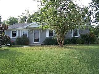 3rd image of 1424 Arlington Dr