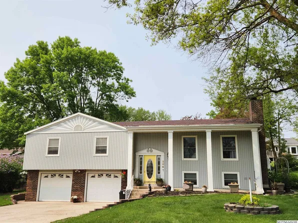 206 Orchard Ln, Clear Lake, IA 50428