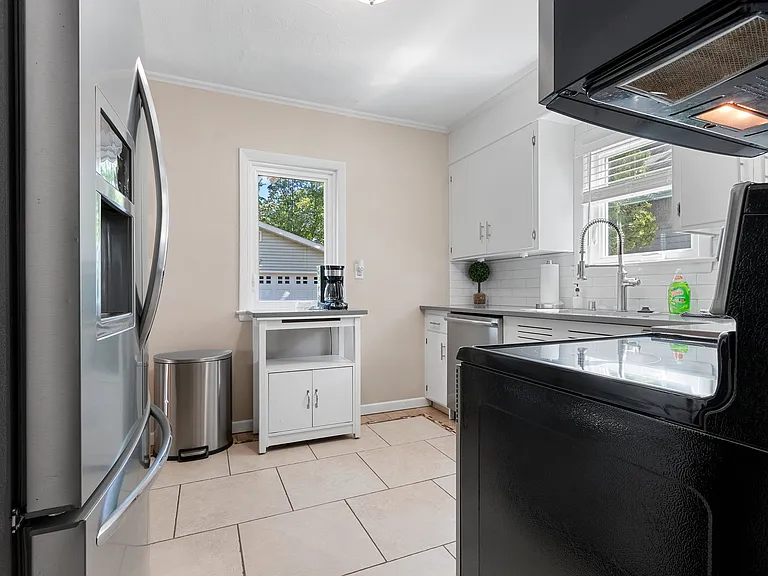 1338 W 8th St — Photo 26