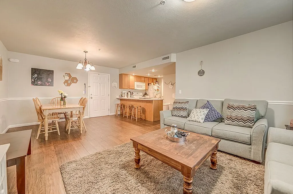 3 bed, 1006 sqft, $585 — Photo 4
