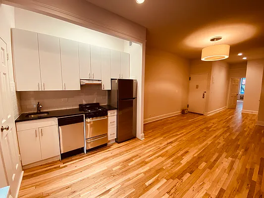 Rented by Metropolis Real Estate of Manhattan | media 11