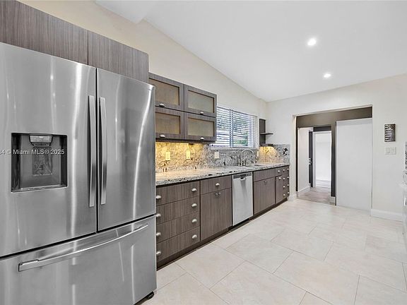 5th image of 840 NE 159th St