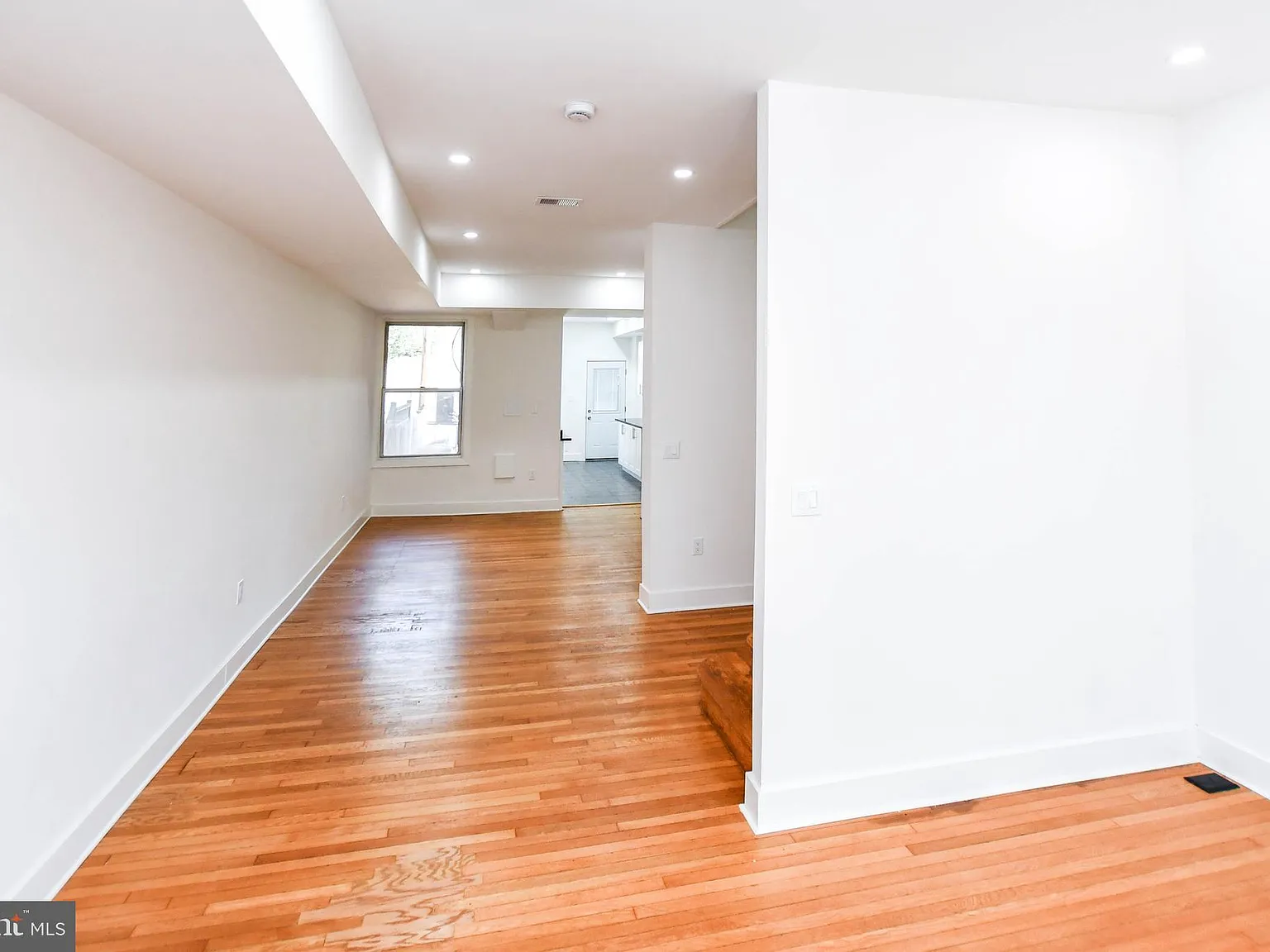 3 bed, 2.5 bath, 1325 sqft, $4,195 — Photo 2