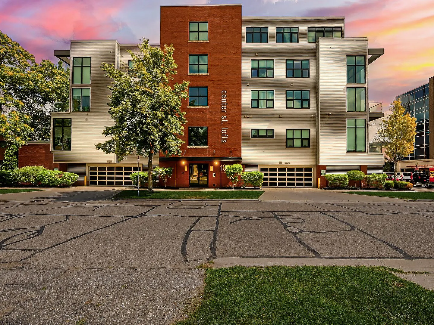 Modern Downtown Royal Oak Living! — Photo 1