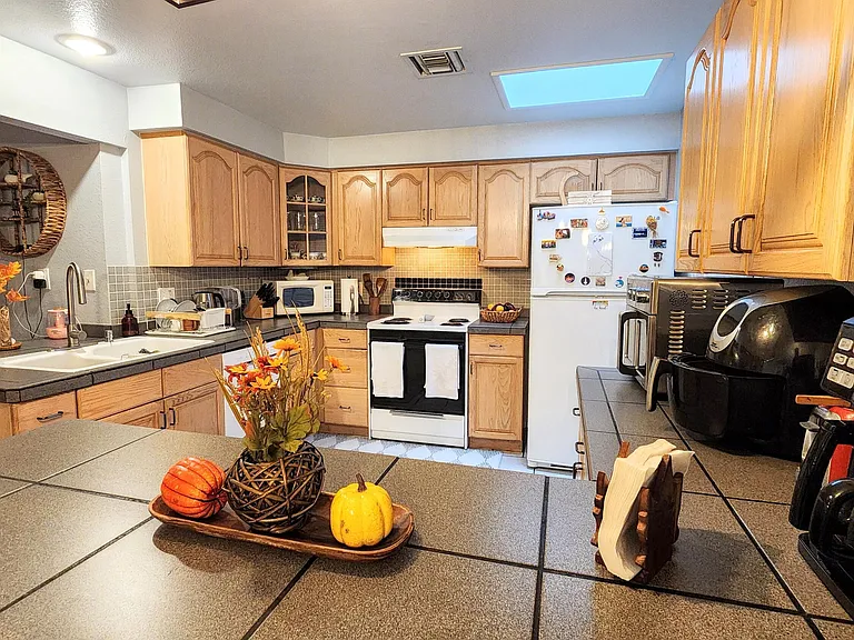 5515 W Hatcher Rd — Photo 15