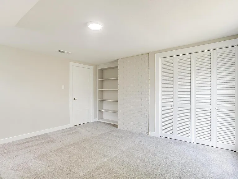 802 Sutton Ct — Photo 31