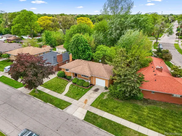 16183 Veronica Ave, Eastpointe, MI 48021