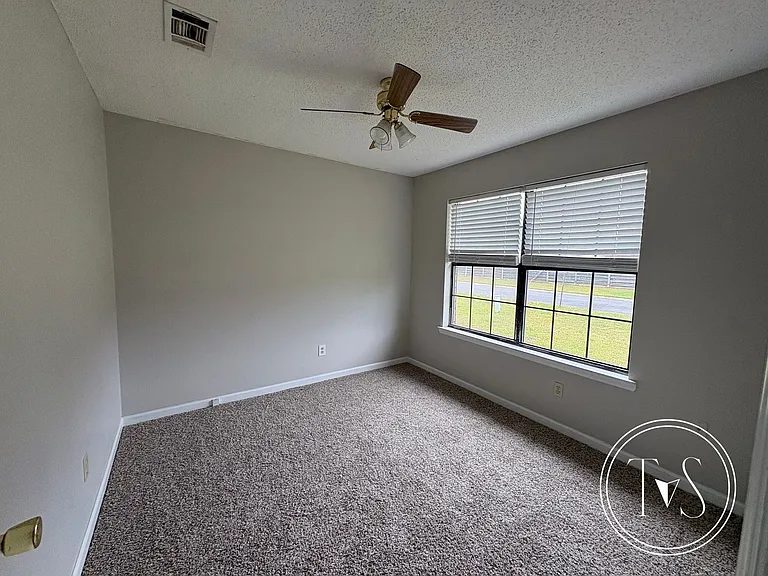 960 Gulfstream Rd — Photo 3
