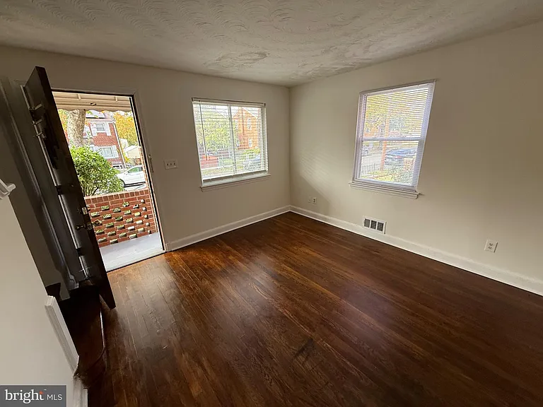 374 Chaplin St SE — Photo 10