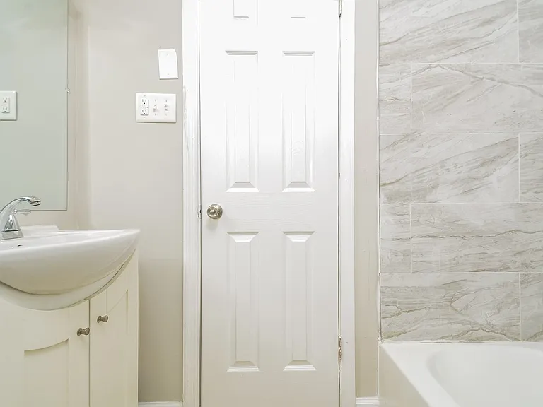 1790575_022_main_bathroom_13182608.jpg