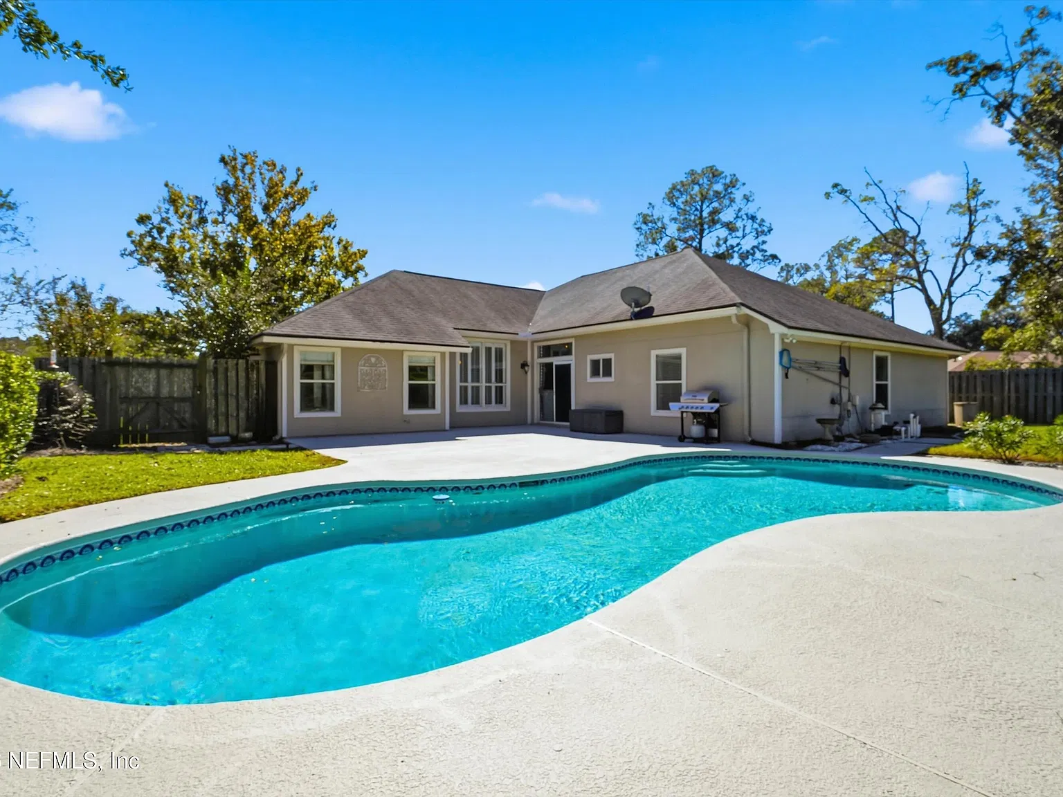 4 bed, 2.0 bath, 2248 sqft, $2,800 — Photo 2