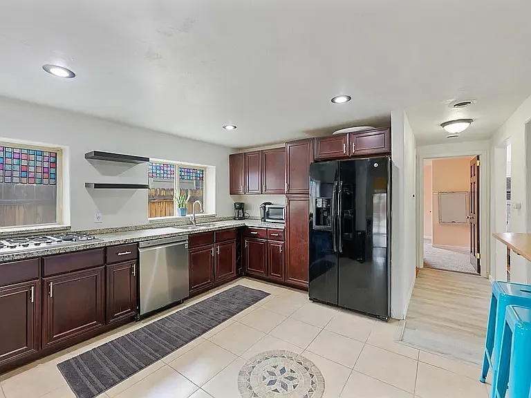 4 bed, 1690 sqft, $800 — Photo 3