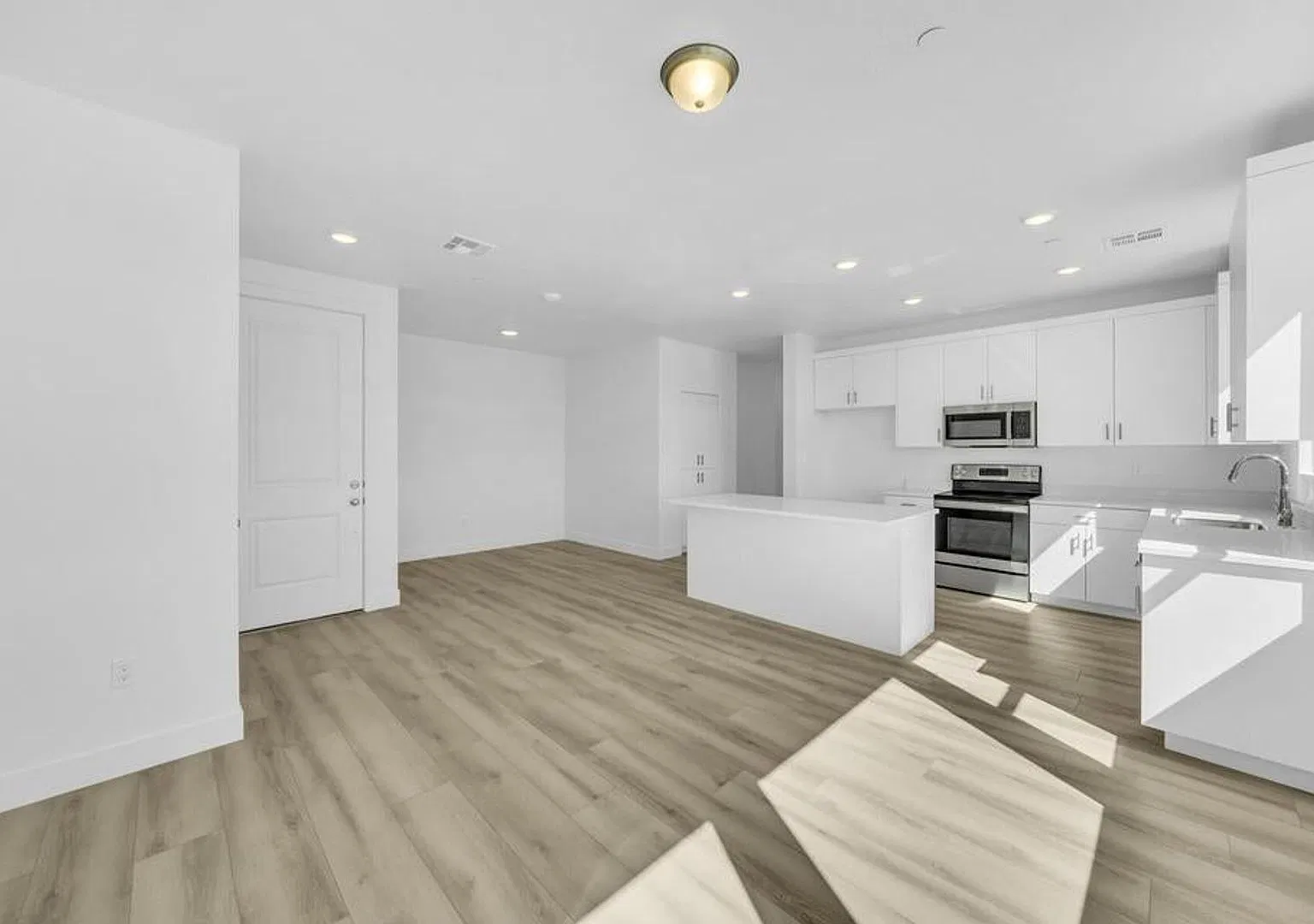 6 Month Lease! Live the Desert Color Lifestyle. — Photo 3