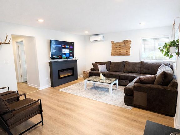 5th image of 2136 Greenwood Ave