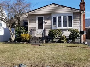 10 Hans St, Cranston, RI 02910