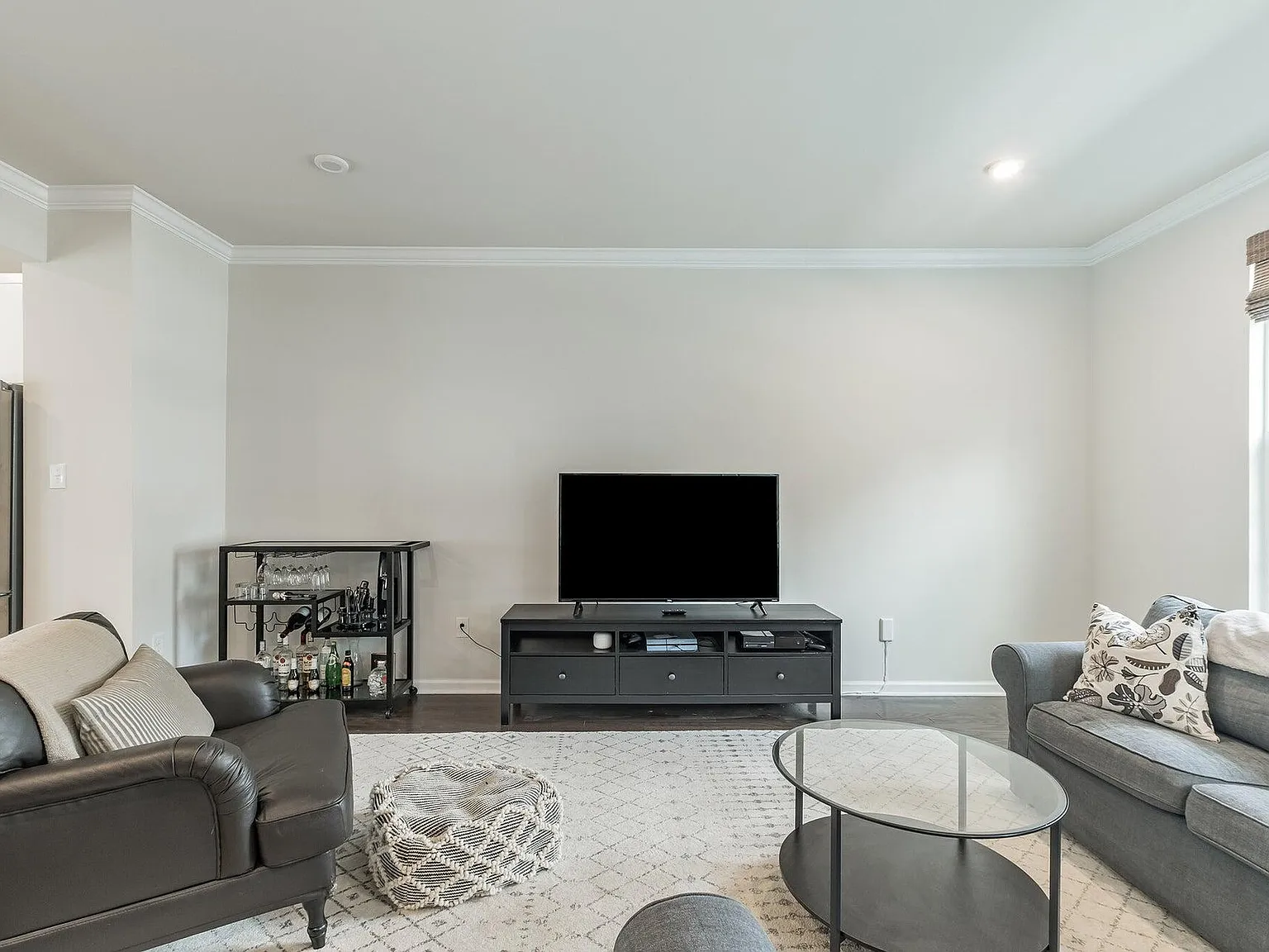 3 bed, 1932 sqft, $3,200 — Photo 3