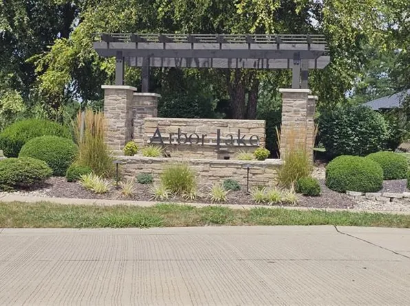 3621 S Arbor Lake Dr, Edwardsville, IL 62025