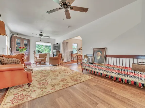220 W 1st Ave S, Estherville, IA 51334