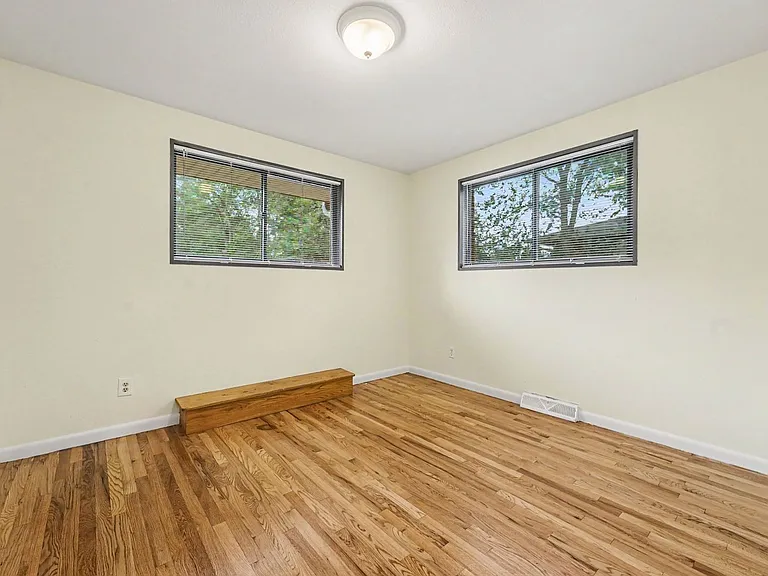 76 Newland Ct — Photo 13