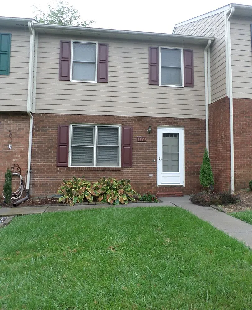 3 Bedroom 2.5 Bath Townhouse — Photo 3