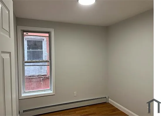 1932 Loring Pl S — Photo 2