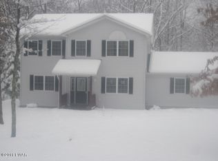 1073 W Oakenshield Dr, Tamiment, PA 18371