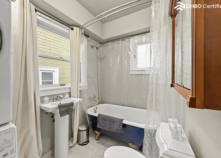 Mainfloor bathroom clawfoot tub
