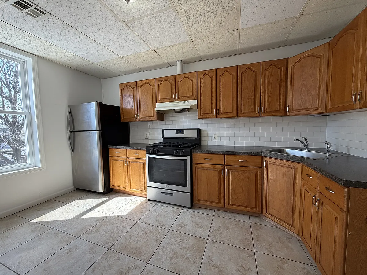 Building Photo - 113 Clarke Ave #2