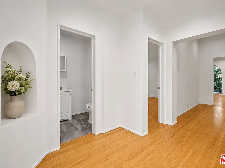 207 S Reeves Dr — Photo 13