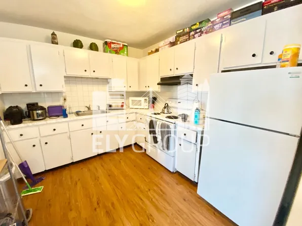 8 Medford St Penthouse 3, Somerville, MA 02143